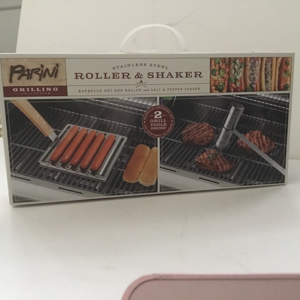 Hot dogs roller for 5 plus salt and shaker set. Parini